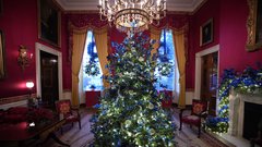 Melania Trump okrasila Belo hišo in splet je navdušen: "Je to najelepša dekoracija do zdaj?" (FOTO)