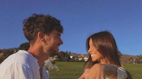 zaroka prstan poroka sreča veselje par ljubezen razmerje