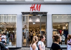 To je obleka iz H&M-a, ki se odlično prodaja, za tem pa se skriva dober razlog