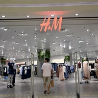 H&M ima spomladansko jakno, ki bi jo takoj imele čisto vse, razlog za to pa je še kako jasen