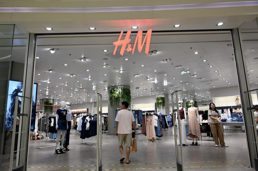 H&M ima spomladansko jakno, ki bi jo takoj imele čisto vse, razlog za to pa je še kako jasen (foto: Profimedia)