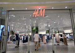 Kavbojke iz H&M, ki se nosijo brez spodnjic?! (o njih govorijo vsi)