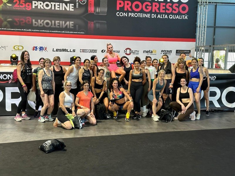 “Ko življenje od tebe zahteva več, kot si mislila, da zmoreš: zgodba Vide Macura Maglica, ki decembra navdihuje ženske po svetu”