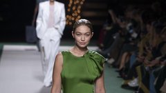 To je priljubljen model obleke, ki subtilno prikrije trebušček in je za praznike zadetek v polno