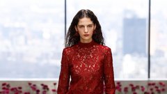 To je priljubljen model obleke, ki subtilno prikrije trebušček in je za praznike zadetek v polno