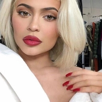 Ste slišali za teorijo rdečih nohtov? Psihologi razkrivajo, kaj se skriva za popularnim TikTok trendom