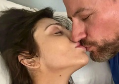 Med pari vedno bolj priljubljena postaja "topel spolni odnos": kaj sploh pomeni in zakaj je koristen?