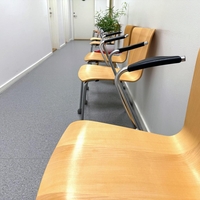 Slovenec ni mogel verjeti, kaj je tik ob njem počel upokojenec v čakalnici: "Od kdaj so ljudje tako brezsramni v javnosti?"