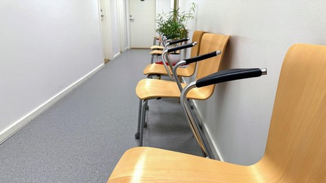 Slovenec ni mogel verjeti, kaj je tik ob njem počel upokojenec v čakalnici: "Od kdaj so ljudje tako brezsramni v javnosti?"