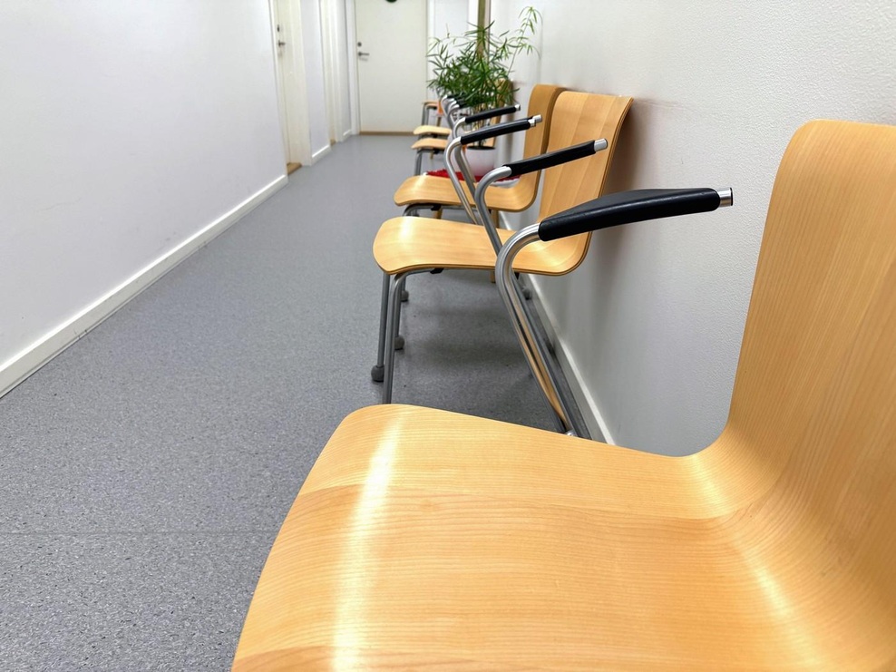 Slovenec ni mogel verjeti, kaj je tik ob njem počel upokojenec v čakalnici: "Od kdaj so ljudje tako brezsramni v javnosti?" (foto: Profimedia)