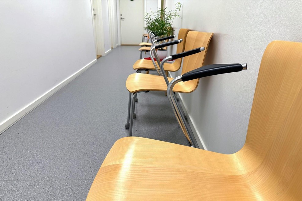 Slovenec ni mogel verjeti, kaj je tik ob njem počel upokojenec v čakalnici: "Od kdaj so ljudje tako brezsramni v javnosti?" (foto: Profimedia)