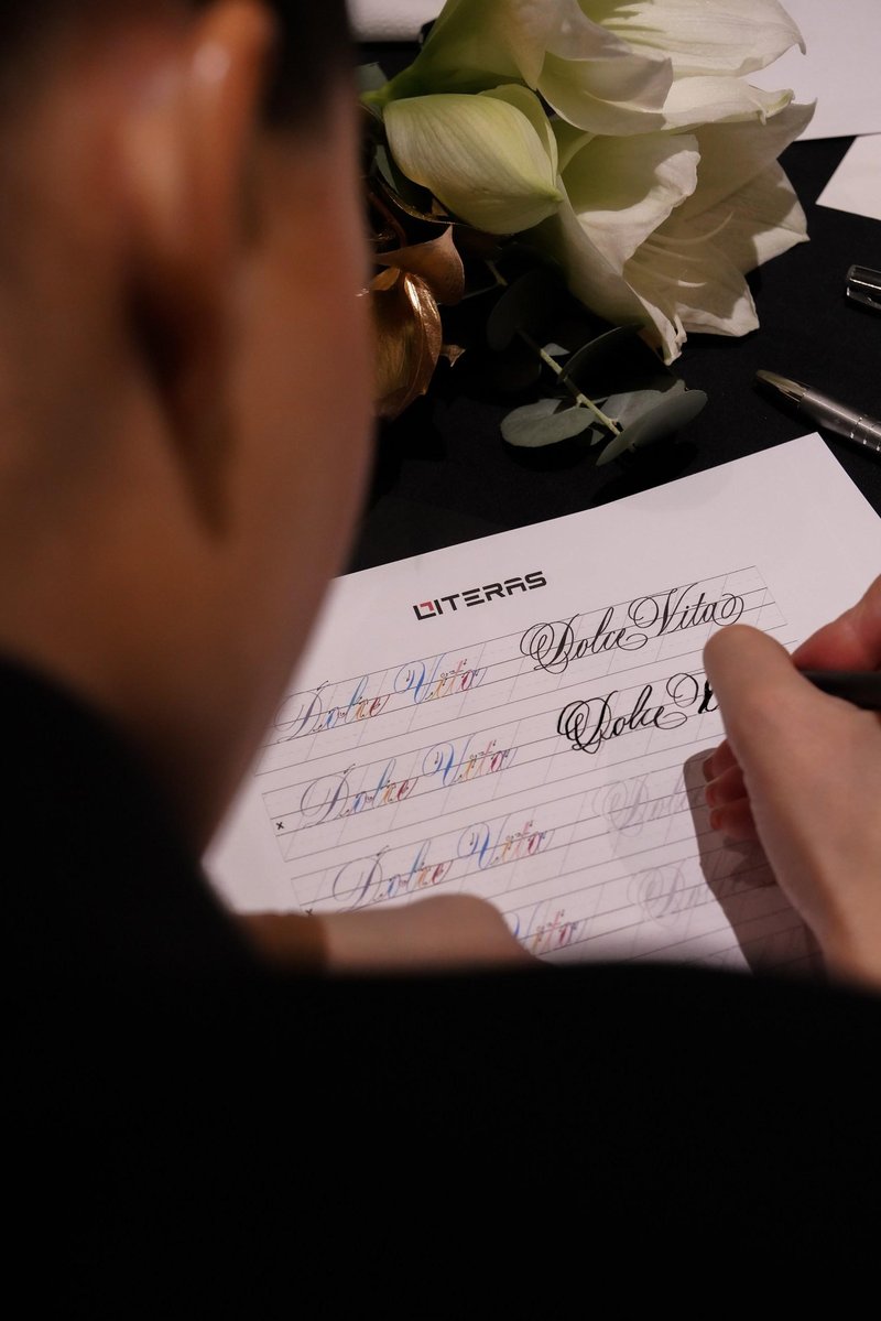 Umetnost kaligrafije v družbi konjaka v Apartmaju Julija – večer brezčasne elegance in prefinjenih užitkov