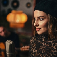 Toplina za praznike: Maja Keuc predstavlja akustični skladbi, ki pobožata srce - ste jima že prisluhnili? (VIDEO)