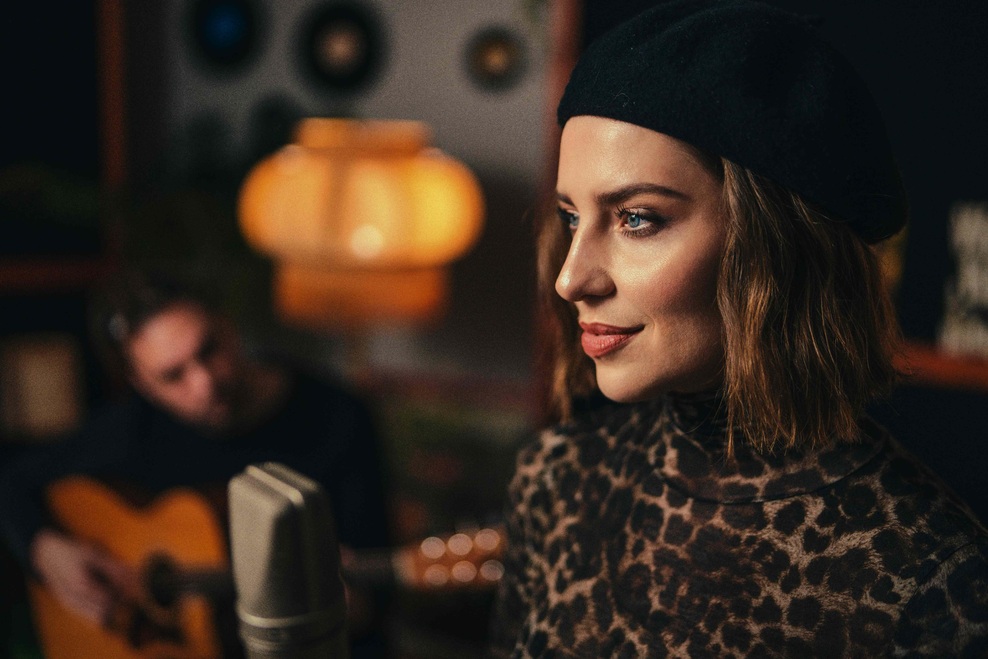 Toplina za praznike: Maja Keuc predstavlja akustični skladbi, ki pobožata srce - ste jima že prisluhnili? (VIDEO) (foto: Osebni arhiv)