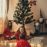 Božič z otroki: kako kot starš s čim manj živčnosti preživeti razburkan konec leta?