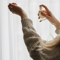 Francozinje poznajo lepotne skrivnosti: tako si nanesejo parfum, da na njih zdrži karseda dolgo in očara vse prisotne