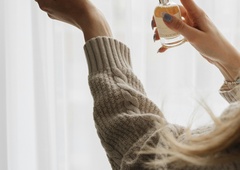 Francozinje poznajo lepotne skrivnosti: tako si nanesejo parfum, da na njih zdrži karseda dolgo in očara vse prisotne