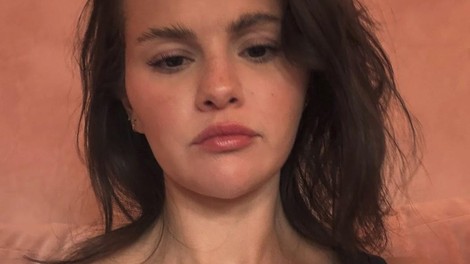 selena gomez začudena jezna žalostna ženska