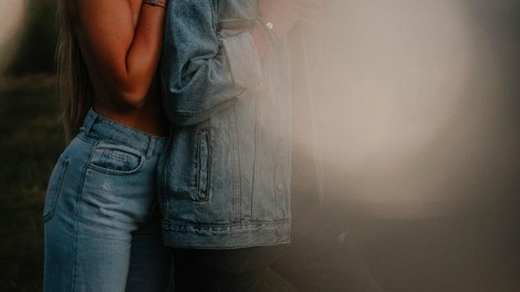 “Imam 21 let in še nikoli nisem bil na zmenku – kako naj naredim prvi korak do poljuba z dekletom, ki mi je všeč?" (izpoved sramežljivega fanta)