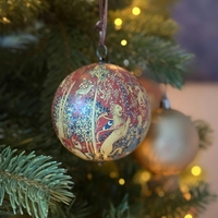 Razbila je več desetletij star božični okrasek – kar se je skrivalo v notranjosti, jo je pustilo odprtih ust