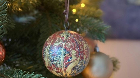 Razbila je več desetletij star božični okrasek – kar se je skrivalo v notranjosti, jo je pustilo odprtih ust