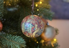 Razbila je več desetletij star božični okrasek – kar se je skrivalo v notranjosti, jo je pustilo odprtih ust