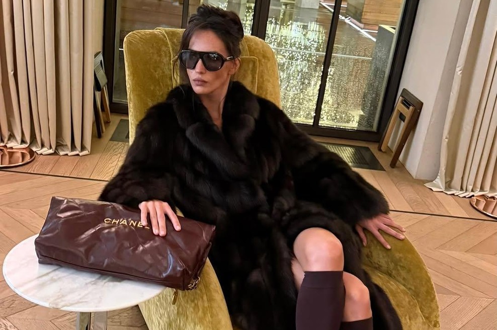Kako na najboljši in trendi način kombinirati plašč iz umetnega krzna? (foto: instagram/@fantome_design)