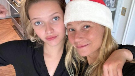 mama in hči z božičnimi kapami