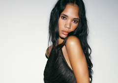 Črn komplet s posebnim detajlom: ZARA navdušila z modnim kosom, ki je popoln za novo leto