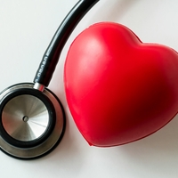 Znana zdravnica opozarja: "Ta priljubljeni prigrizek je največji sovražnik za zdravje srca"