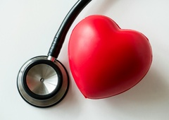 Znana zdravnica opozarja: "Ta priljubljeni prigrizek je največji sovražnik za zdravje srca"