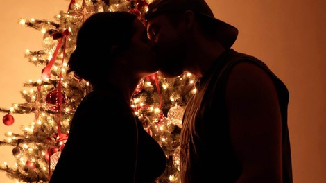 poljub pred smrečico