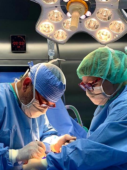 Pogovor z dr. Ernestom Novakom o novih lepotnih trendih, botoksu in polnilih, predvsem pa o tem, kako si zagotoviti varen lepotni poseg