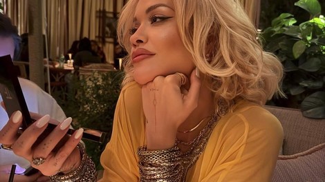 prijateljica ženska blond restavracija