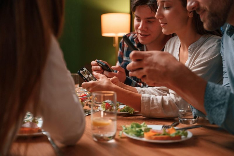 Že komaj čakate naslednji praznik? Ustvarite si svojega – dan dobrih prijateljev bo kot nalašč za poživitev začetka leta