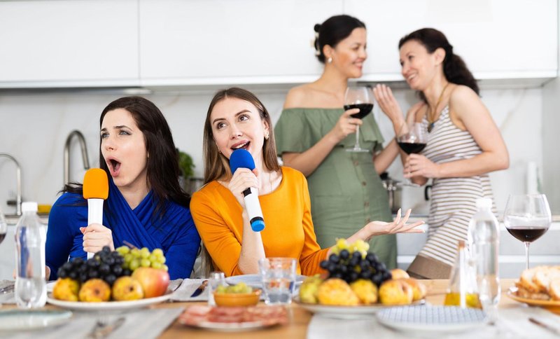 Že komaj čakate naslednji praznik? Ustvarite si svojega – dan dobrih prijateljev bo kot nalašč za poživitev začetka leta