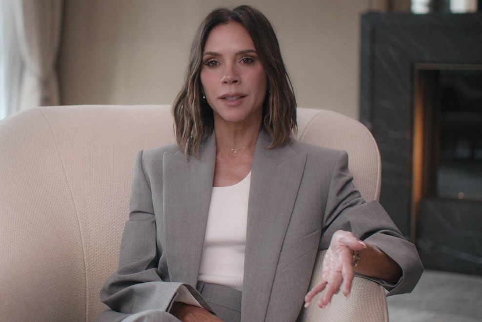Srajce in bluze se odslej nosijo samo tako: Victoria Beckham potrdila trend, ki bo vladal v 2026 (foto: Profimedia)