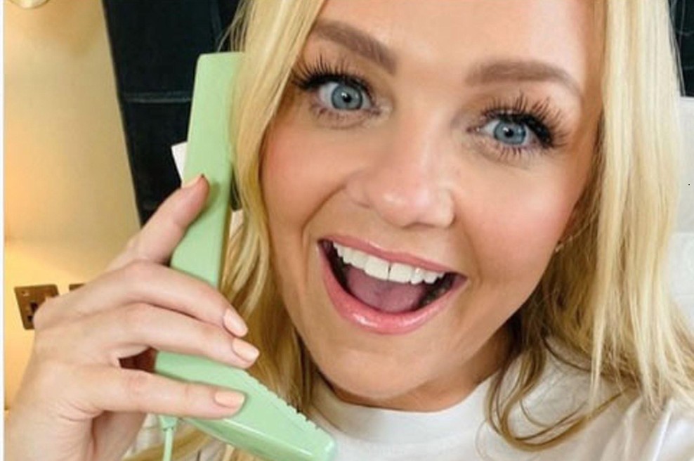 Zakaj med hojo po telefonu hodimo sem in tja? (foto: Profimedia)