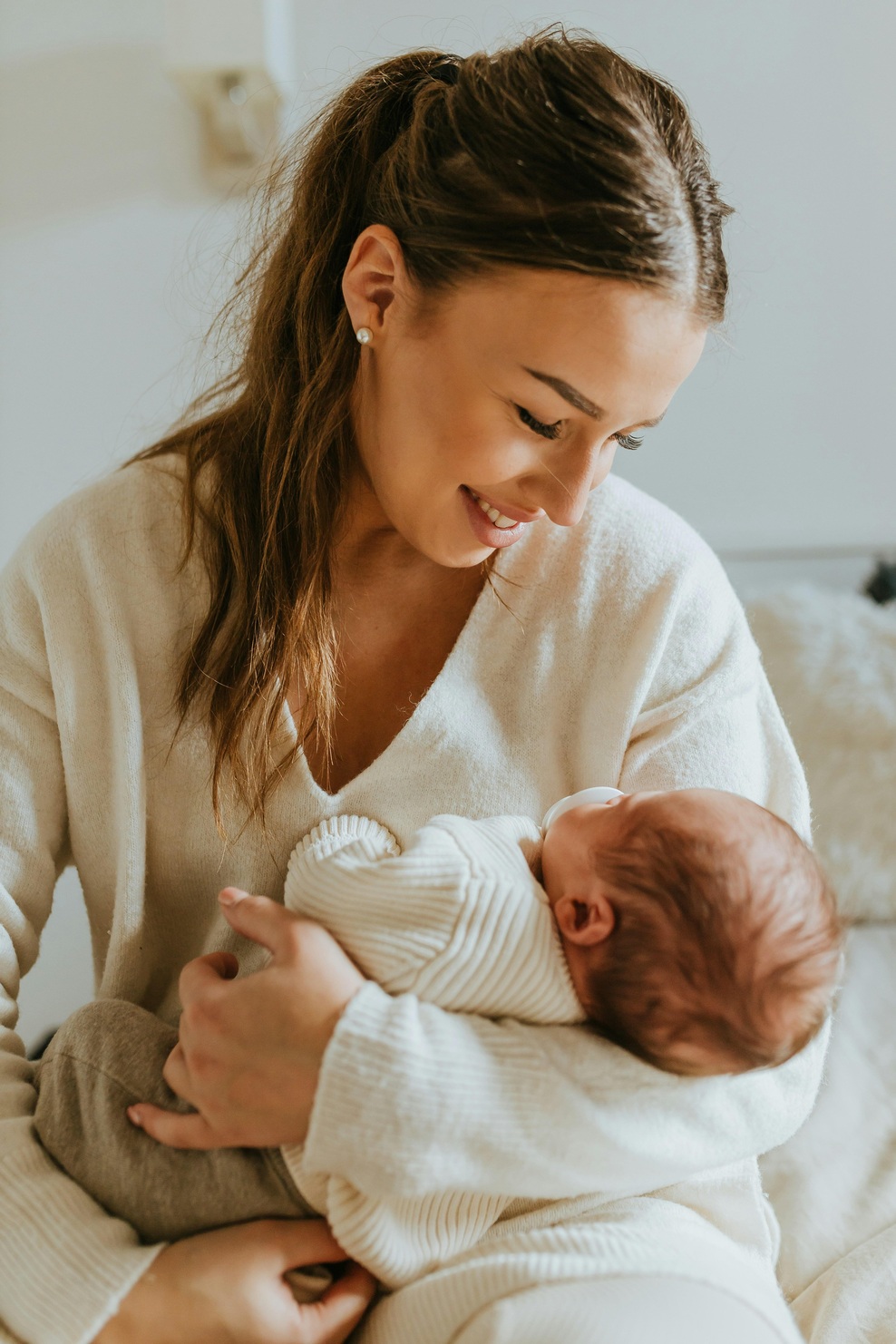 Kot dojenčico jo je mati zavila v plastično vrečko in oddala v rejništvo, po 35 letih je sledil šok (foto: Unsplash)