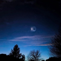 Vsa Slovenija začudeno opazovala nenavadno svetlobo na nebu: razkrivamo, kaj jo je povzročilo