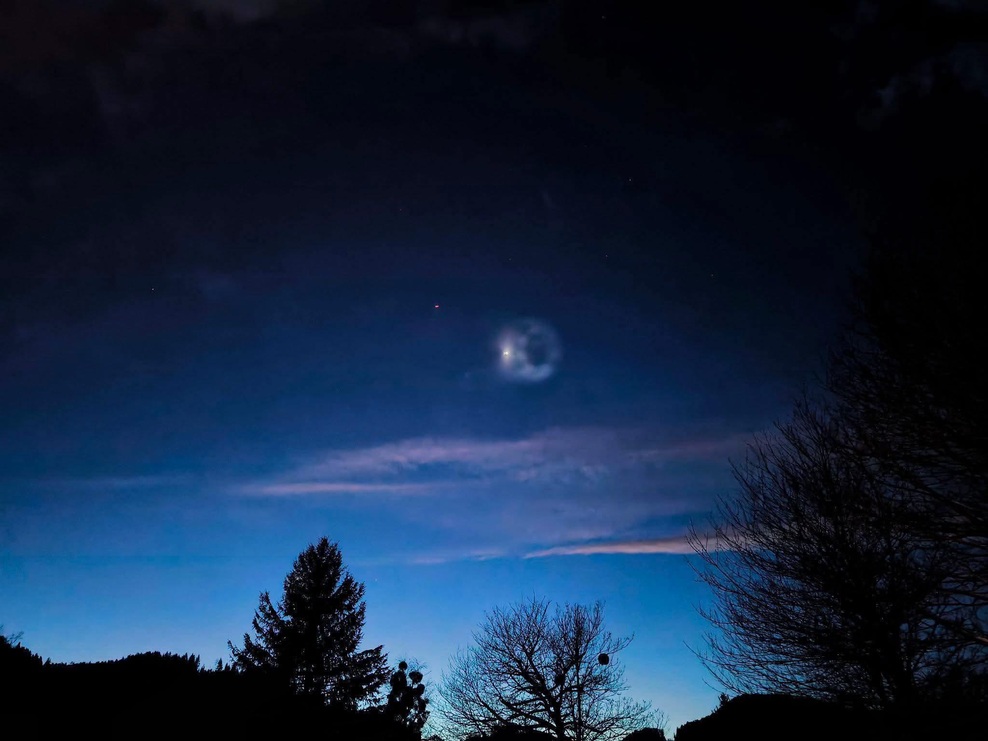 Vsa Slovenija začudeno opazovala nenavadno svetlobo na nebu: razkrivamo, kaj jo je povzročilo (foto: Facebook/Neurje.si)