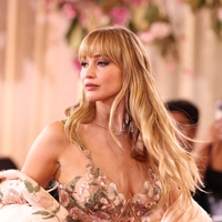 Najboljši videzi zlatih globusov: glamurozni Chanel, dih jemajoča Givency obleka in zapeljiv Saint Laurent