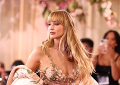 Najboljši videzi zlatih globusov: glamurozni Chanel, dih jemajoča obleka Givency in zapeljivi Saint Laurent