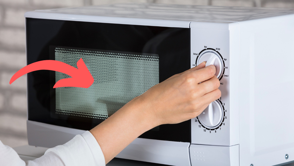 Črna mrežica na mikrovalnovni pečici ima pomembno varnostno nalogo (foto: Profimedia, Obdelava: Cosmo uredništvo)