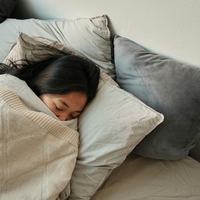 Kako pozimi bolje spati? Temperatura, svetloba in sprostitvene navade so ključne