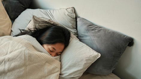 spanje postelja spanec