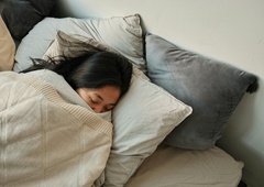 Kako pozimi bolje spati? Temperatura, svetloba in sprostitvene navade so ključne