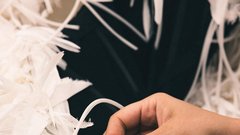 Selena Gomez v Chanel mojstrovini: obleka, ki je zahtevala 323 ur dela