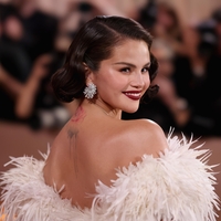 Selena Gomez v Chanel mojstrovini: obleka, ki je zahtevala 323 ur dela