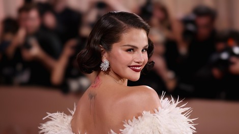Selena Gomez v Chanel mojstrovini: obleka, ki je zahtevala 323 ur dela